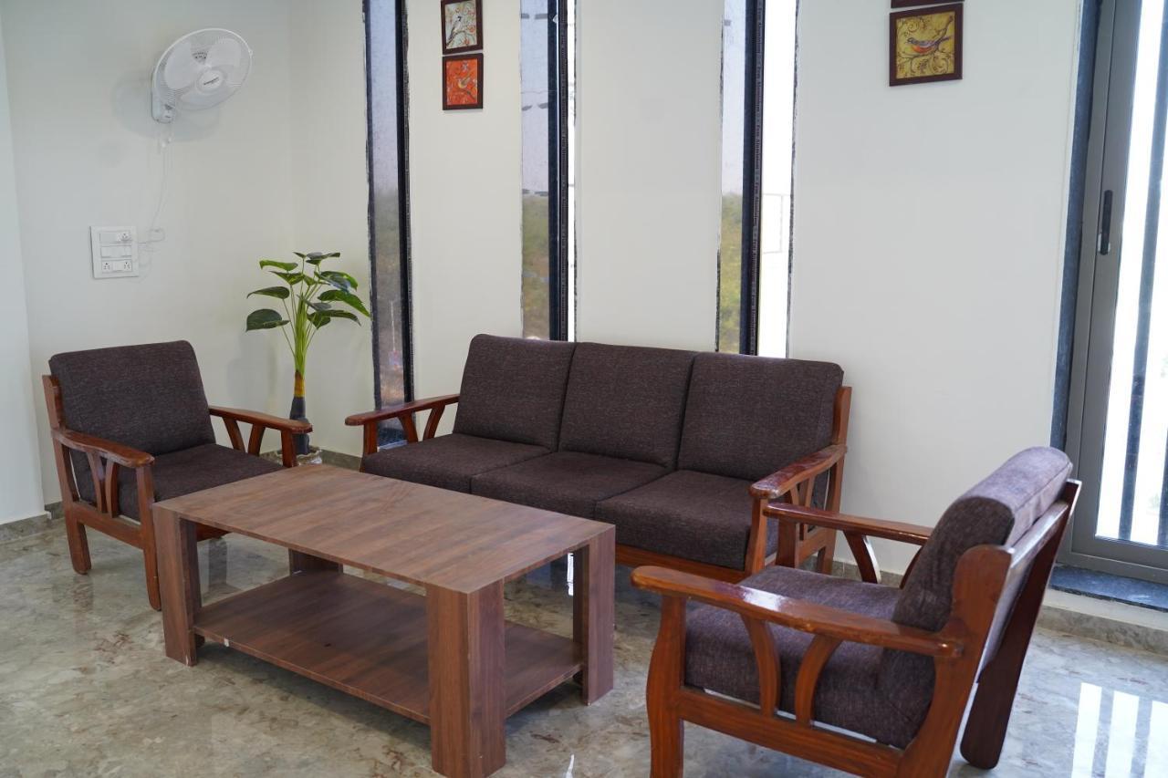 Leela Bizotel Junagadh Extérieur photo