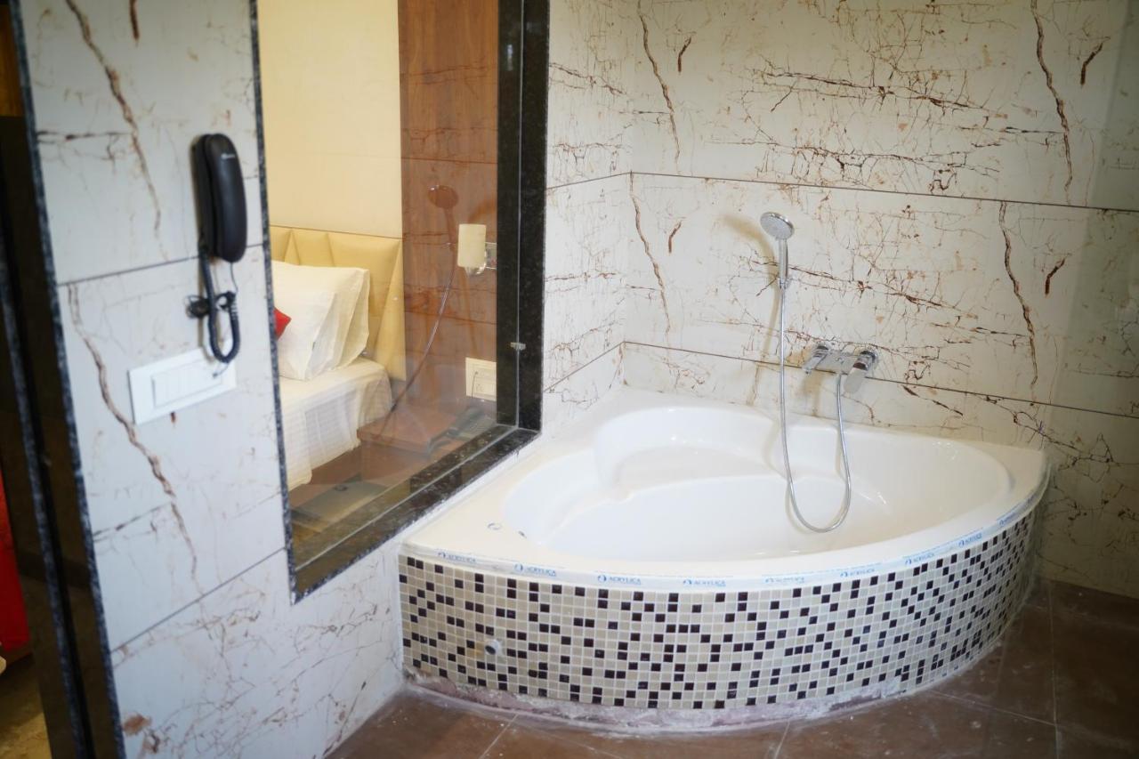 Leela Bizotel Junagadh Extérieur photo