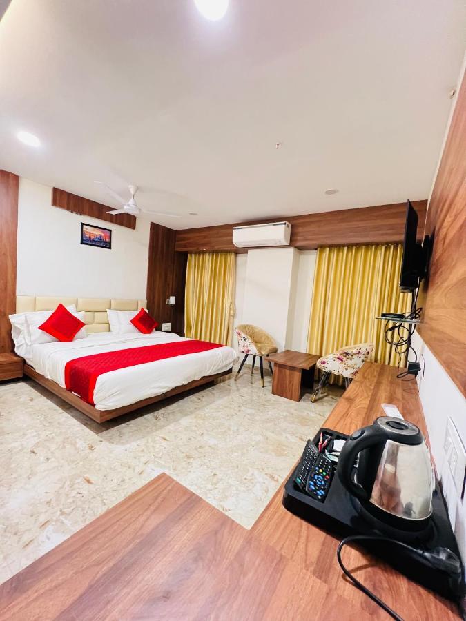 Leela Bizotel Junagadh Extérieur photo