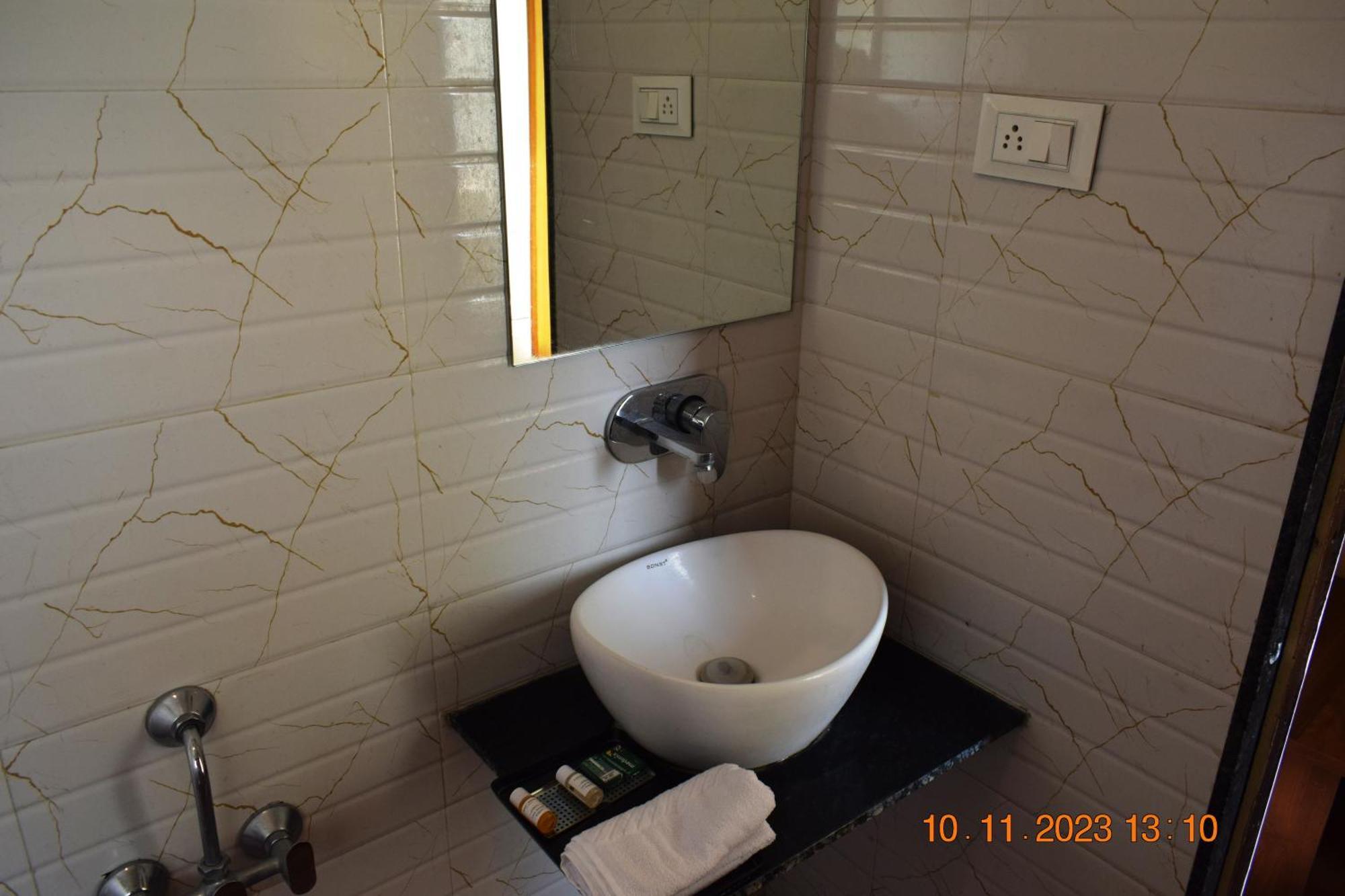 Leela Bizotel Junagadh Extérieur photo