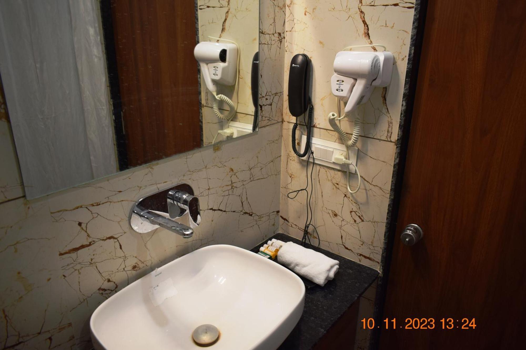 Leela Bizotel Junagadh Extérieur photo