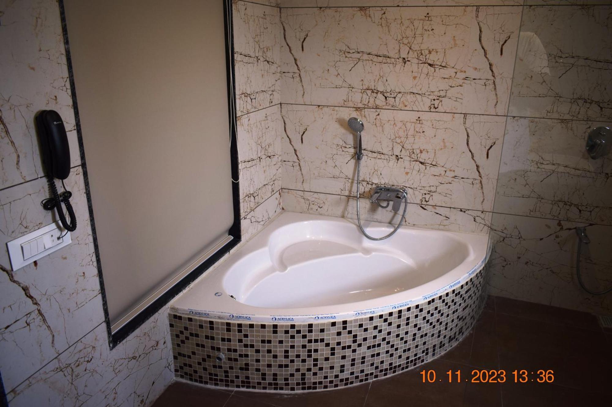Leela Bizotel Junagadh Extérieur photo