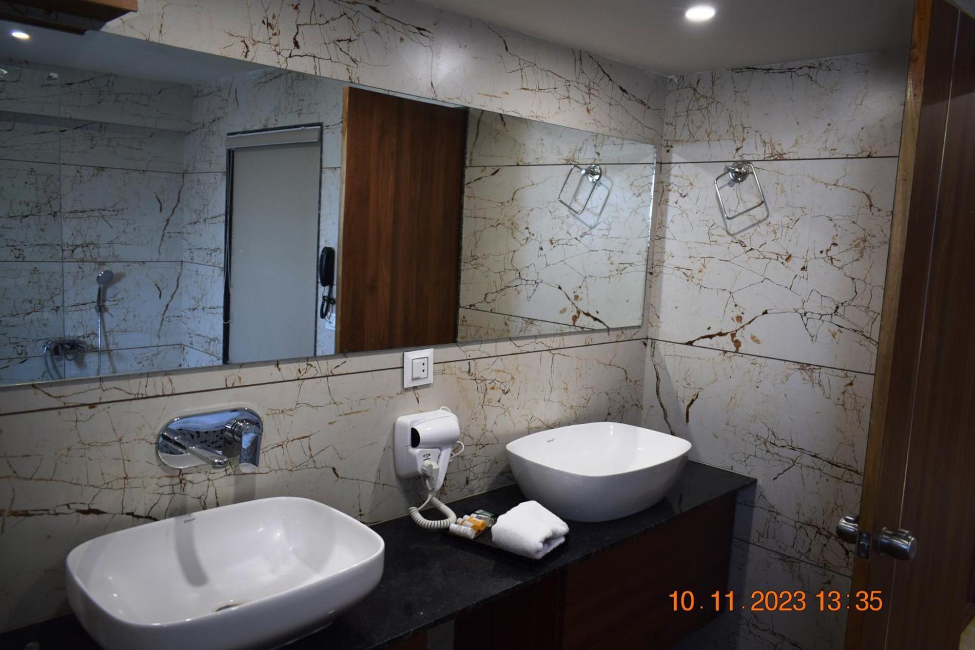 Leela Bizotel Junagadh Extérieur photo